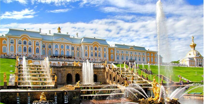 В Петергофе Большой дворец